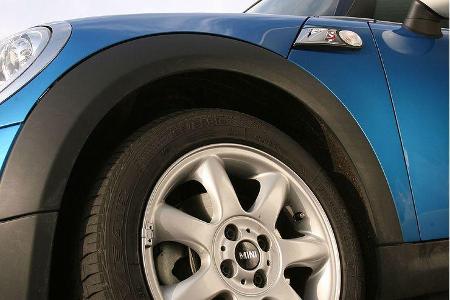 Der Testwagen-Mini rollt auf 16-Zöllern mit 195/55er Bereifung.