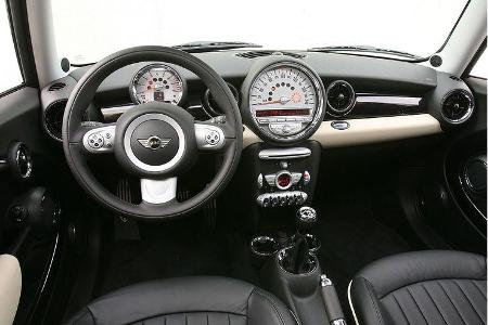 Ein exaktes Sechsganggetriebe ist Serie. Pianolack, Leder, Klimaanlage sowie Stabilitätskontrolle kosten extra.