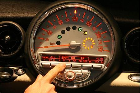 Eigenständig verspielter Stil inklusive Pizzateller-Tacho.