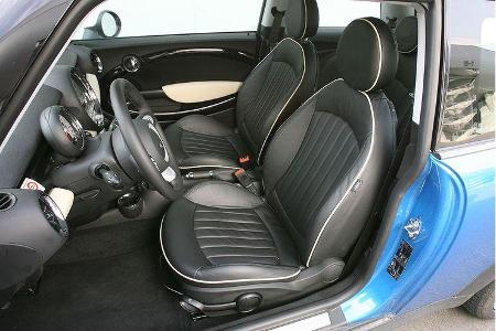 BMW-gemäße Oberflächen, schmeichelnde Lederpolster auf mäßig seitenhaltigen Sportsitzen.