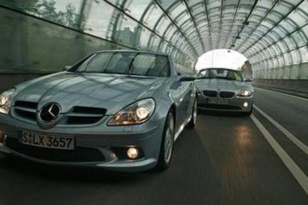 Während BMW mit der Ankündigung eines neuen M Roadsters nach oben schielt, hat Mercedes mit dem SLK 280 just die Lücke zwisc...