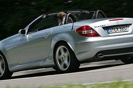 Der Mercedes-Roadster bietet auch bei höheren Tempi guten Schutz vor den Elementen