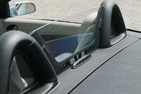 Die Klarglas-Scheibe zwischen den Überrollbügeln ist ein Meilenschritt in Sachen Windschott