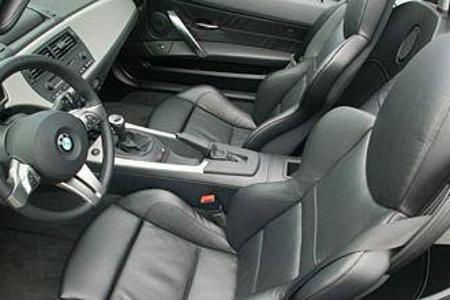 Besser geht`s nicht: Im BMW Z4 sitzt man gut und Roadster-typisch tief.