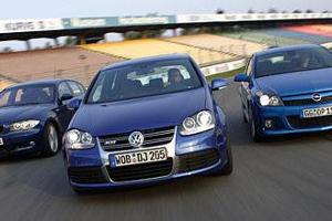 Blue Brothers: Trotz ähnlicher Lackfarben pflegen die sportlichen Kompakten von BMW, VW und Opel einen sehr eigenständigen A...