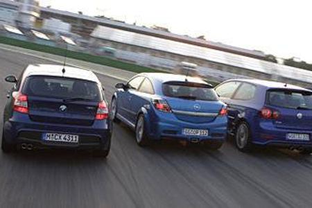 Das Bild trügt nicht: Auf dem Kleinen Kurs muss der vermeintliche agilste, weil heckgetriebene BMW 130i der Konkurrenz den V...