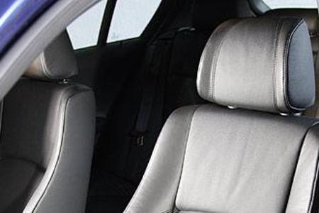 Das mit Leder bezogene BMW-Sportgestühl bietet beides: Komfort und ausreichend Seitenhalt