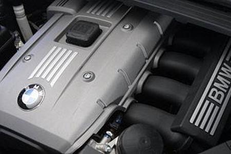 Erste Sahne: An dem längs eingebauten Sechszylinder-Reihenmotor des 130i führt kein Weg vorbei