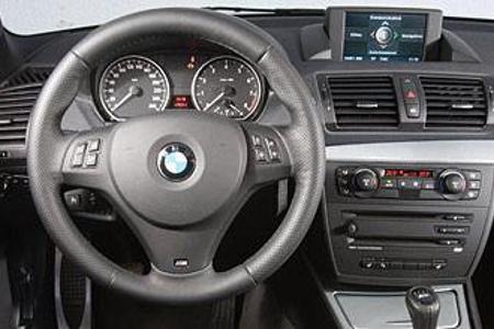 Das Cockpit ist immer noch Fahrer-orientiert, der ständig wieder ausfahrende Bildschirm nervt