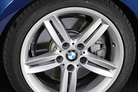 Hinter den 18 Zoll messenden, mischbereiften Felgen steckt die zupackendste Bremsanlage des Tests