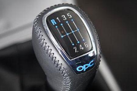 Ansehnlich und funktionell: Der Schaltknauf des Astra gleitet exakt durch die Gangebenen