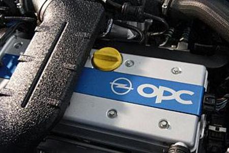 Der aufgeladene Zweiliter-Vierzylinder des OPC-Renners geht recht unharmonisch ans Werk