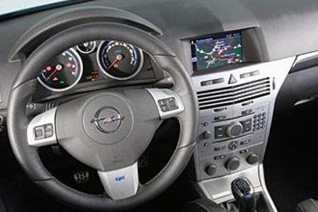 Das Instrumentenpanel des Opel Astra OPC ist angenehm anders