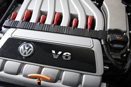 Der im Ansaug- und Abgastrakt überarbeitete 3,2-Liter-V6 geht seiner Arbeit sehr unspektakulär nach