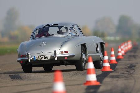 Mercedes 300 SL, Heckansicht, Slalom