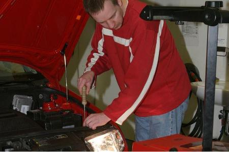 Bei Tests im Labor und im Lichtkanal mussten die Scheinwerfer Licht ins Dunkel bringen.