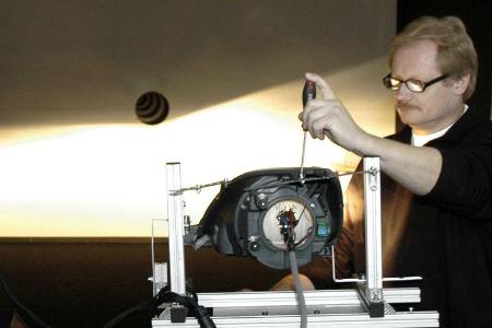 Nach der Feinjustierung wurden alle Scheinwerfer im Hella-Lichtkanal begutachtet.