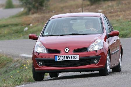 Sowohl bei Testfahrten auf der Straße als auch bei den Fahrversuchen auf abgesperrtem Terrain gehört der Clio zu den Schnell...