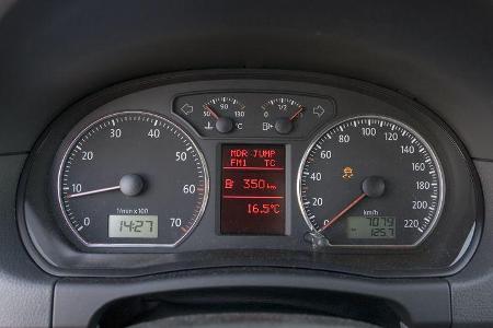 Der Tacho endet bei 220 km/h âtatsächlich sind 173 km/h das höchste der Gefühle.