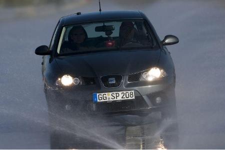 Seat Ibiza 1.4 16V: 85 PS, 7,8 L/100km, 13.350 Euro. Platz drei für den flotten Spanier.