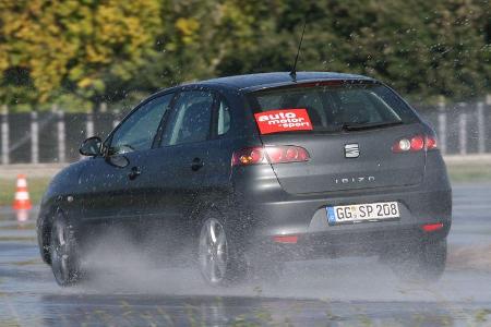 Kompakter Karosserieschnitt, direkte, präzise Lenkung, straffe Fahrwerksabstimmung und die breiten 205er-Reifen ergeben den ...