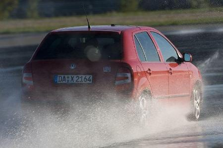 Der Skoda verzeichnet beladen wie unbeladen längere Bremswege, ist etwas langsamer und bietet die lückenhaftere Sicherheitsa...
