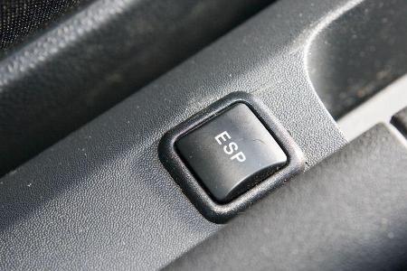 Kopf- und Seitenairbags fehlen ebenso wie eine flächendeckende Ausrüstung mit einem Bremsassistenten oder ESP.