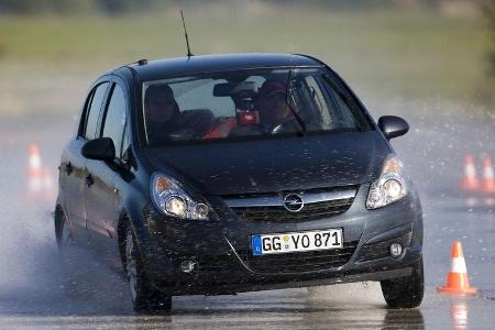 Ob Slalom oder schneller Spurwechsel - der Opel zeigt der Konkurrenz, was geht.