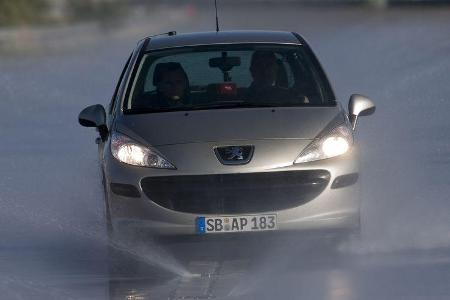 Peugeot 207 90: 88 PS, 8,0 L/100km, 13.150 Euro. Der 207 nur auf Platz sieben.