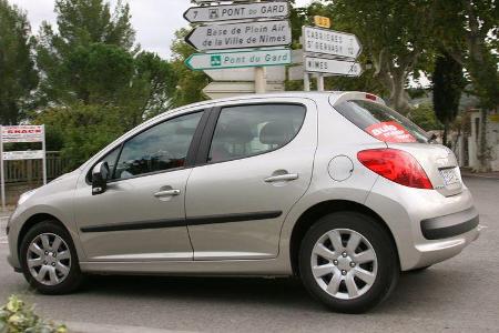 Dabei hätte der Peugeot mit seiner speziell bei hohem Tempo exakten Lenkung und dem niedrigen Geräuschniveau gute Anlagen zu...