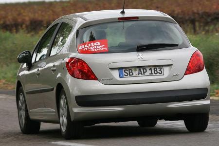 Schwach: Die Bremsleistung bleibt mit Werten von 41 Metern und darüber klar hinter der Konkurrenz zurück.