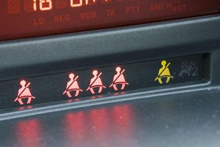 Blinkalarm: Die Anschnallerinnerung funktioniert, jedoch beschweren sich viele Fondpassagiere über zu geringe Beinfreiheit.