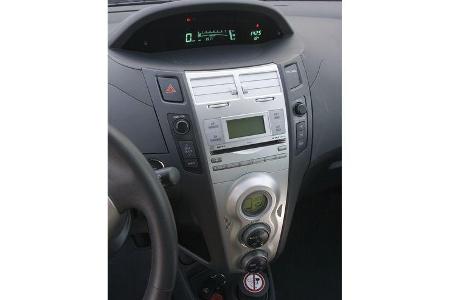 Großzügige Spaltmaße und teils billig wirkende Kunststoffteile im futuristisch gestalteten Cockpit mit dem gewöhnungsbedürft...