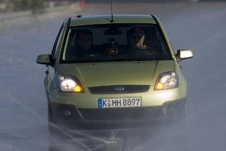 Ford Fiesta 1.4 16V: 80 PS, 8,0 L/100km, 13.390 Euro. Im Vergleich mit aktuellen Mitbewerbern wirkt der Fiesta angestaubt.