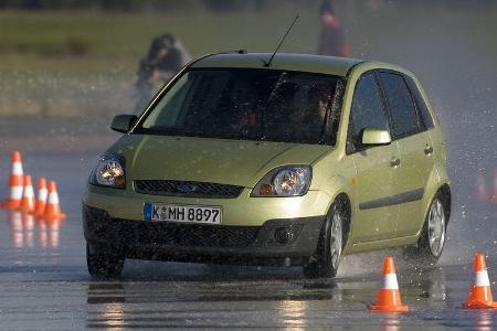 Zwar ist der leichtgewichtige Fiesta bei Fahrdynamik und Sicherheit ganz vorn dabei ...