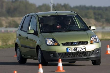 ... muss aber aufgrund des knapp kalkulierten Innenraums, der verhältnismäßig kleinen Sitze mit geringer Sitztiefe, der kaum...