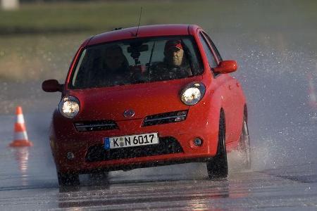 Nominell mit 88 PS nur Durchschnitt, läuft der kurz übersetzte 1,4-Liter-Motor im nur 1.039 Kilogramm schweren Micra zu gute...
