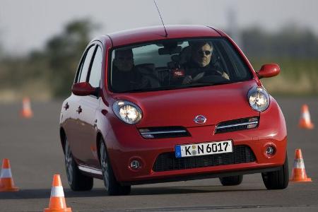 Er spricht bissig an, schiebt den Kleinen unter sportlich angehauchtem Radau zackig vorwärts.