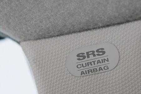 Die inhomogene Lenkung fühlt sich jedoch an, als ob ein Mühlstein daran hängen würde, vereitelt zielgenaues Einlenken. Auch ...