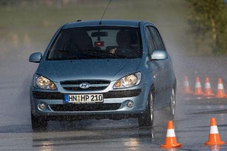 Stark untersteuernd und vom ESP eingebremst absolviert der Getz die Fahrdynamik-Tests als Langsamster.