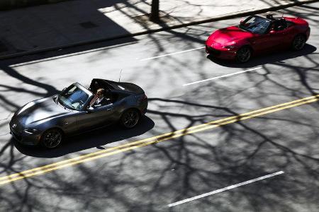 Mazda MX-5 RF und Mazda MX-5 mit Stoffverdeck, Fahraufnahme