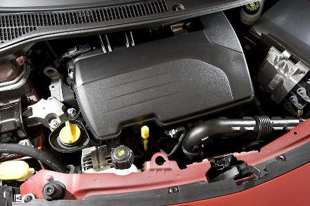 Kräftiger, aber stets unüberhörbar brummender Vierzylinder.