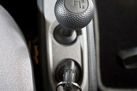 Sequenzielle Schaltung und Zündschloss zwischen den Sitzen sind smarttypisch.