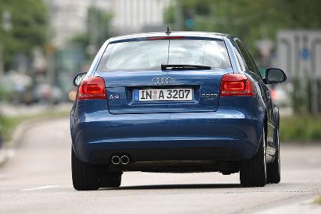 Die komfortable Federung rückt Bodenwellen dezent in den Hintergrund.