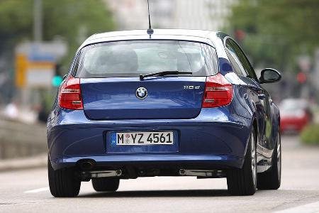 Mit seiner fast ausgewogenen Gewichtsverteilung nimmt der Hecktriebler Kurven ...