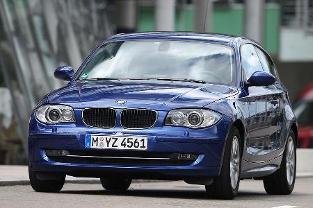 ... als hätte er einen geheimen Carrera-Schlitz im Asphalt entdeckt.