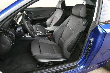 Bequeme Sportsitze mit elektrisch verstellbaren Lehnenwangen.