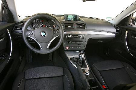 Fahrerorientiertes BMW-Cockpit mit optimal platziertem Navi-Bildschirm.