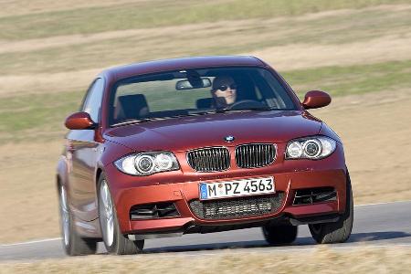 Der stämmig antretende BMW serviert hohes Tempo beiläufig.