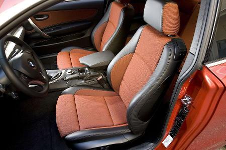 Die Sitze sind in Orange und Schwarz gehalten.